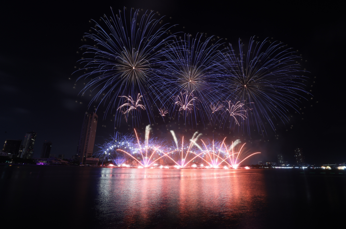 High-Quality Smoke Flares for Creative Displays